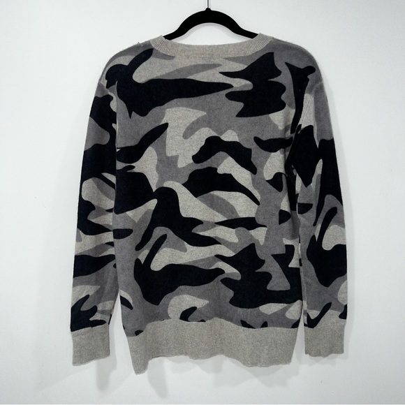 Bloomingdale's Black and Gray Camouflage Crewneck Cashmere Sweater - Picture 2 of 4